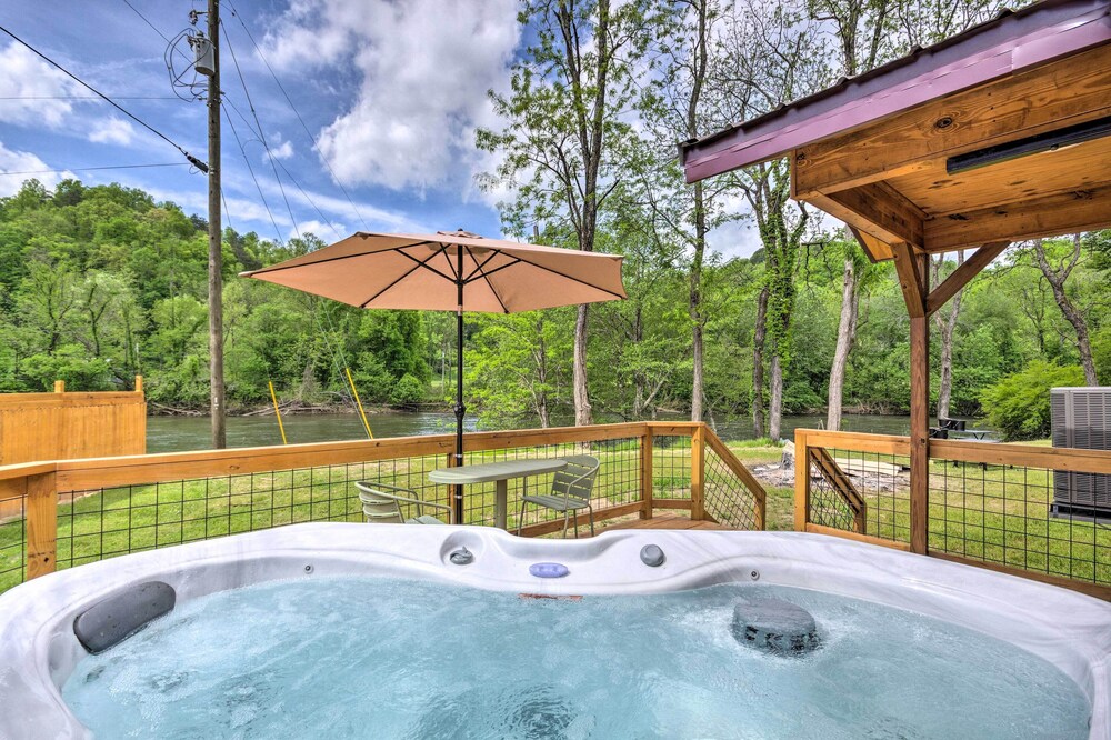 Private Hot Tub: Tuckasegee River Couple's Escape view 3
