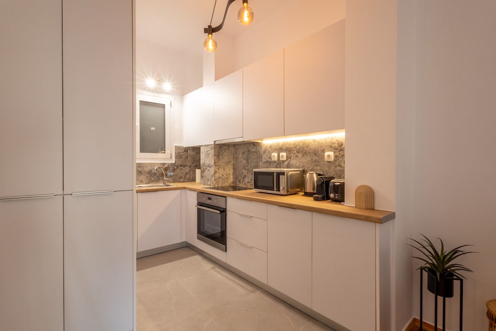 Fresh 2 Bdrm Apt in Koukaki