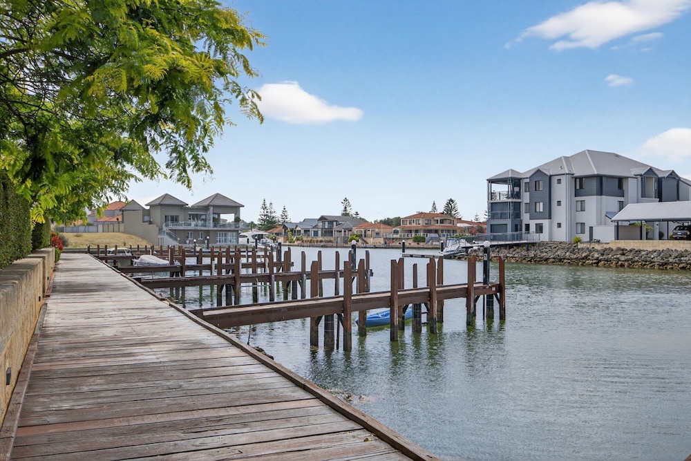 Serene 2-bed Apartment by the Canal