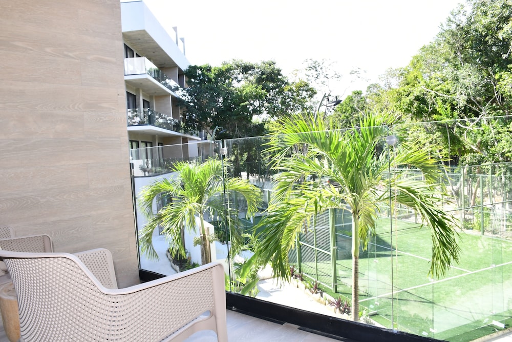 Tuk Luxury Apartments by Spot Rentals view 3