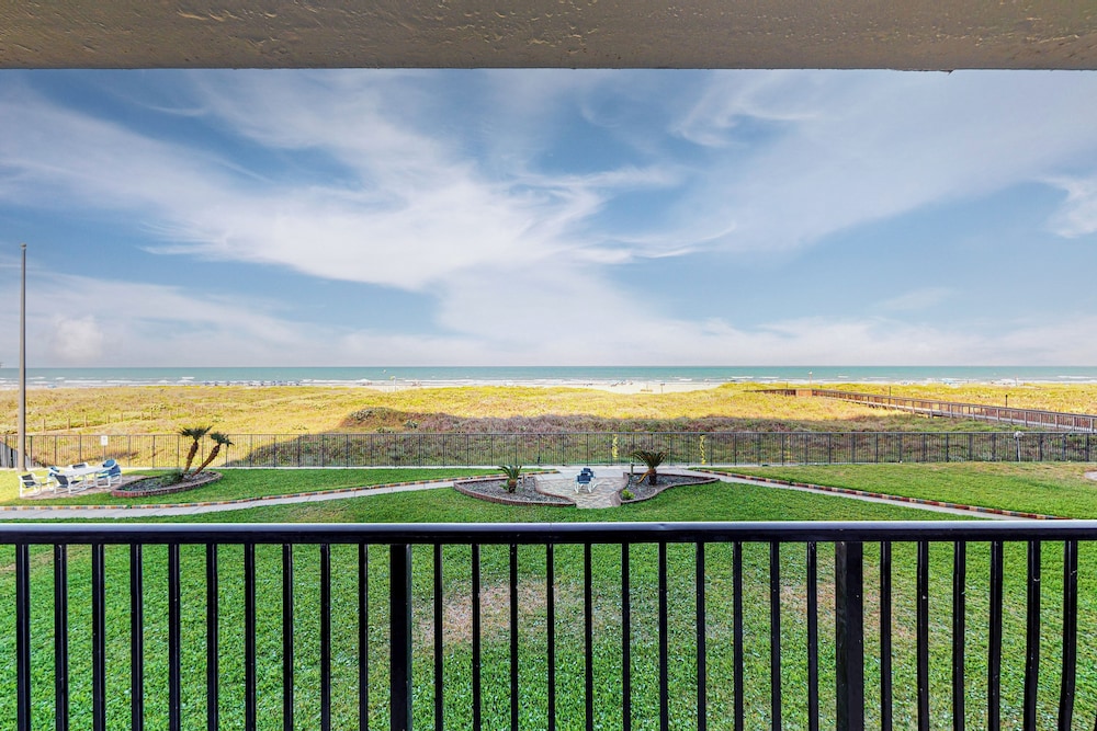 Gulf-view 3BR w/ Gourmet Kitchen, Tennis & Pools