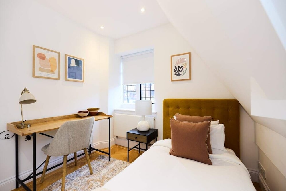 The Charm of Chelsea - Modern 4bdr With Shared Courtyard