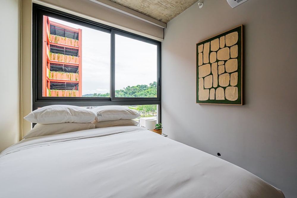 w Modern 2BR w Great Deco in Centriqo