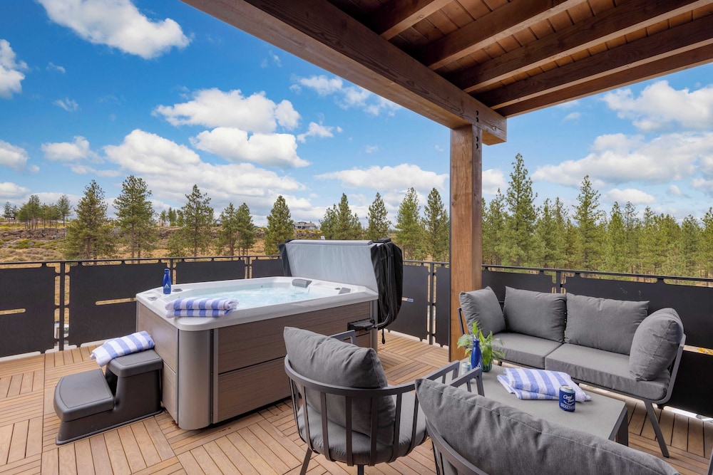 2 Units Minutes to Downtown Bend Hot Tub 1208 Skyline Ranch by Avantstay
