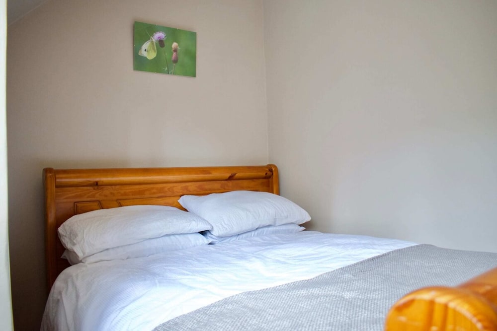 Modern and Charming 2 Bedroom Old Town Apartment