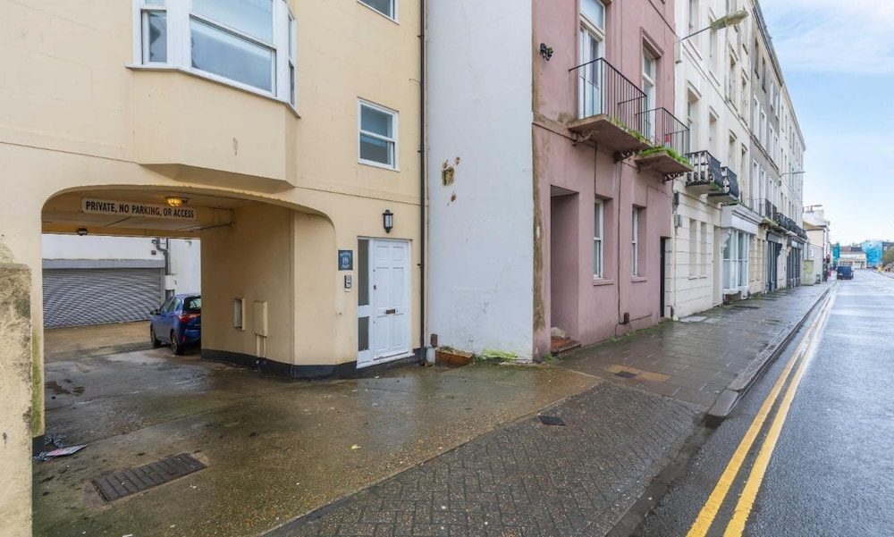 Seabright Townhouse- Super Stylish House- Parking for one Car- Sleeps up to 12 view 3