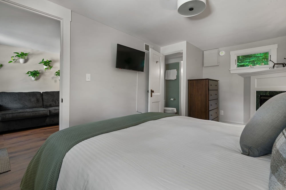 The Aurora Inn & Cottages