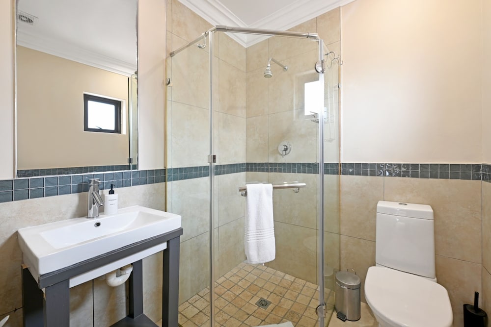 Sunny Sea Point Apartment With Private Balcony
