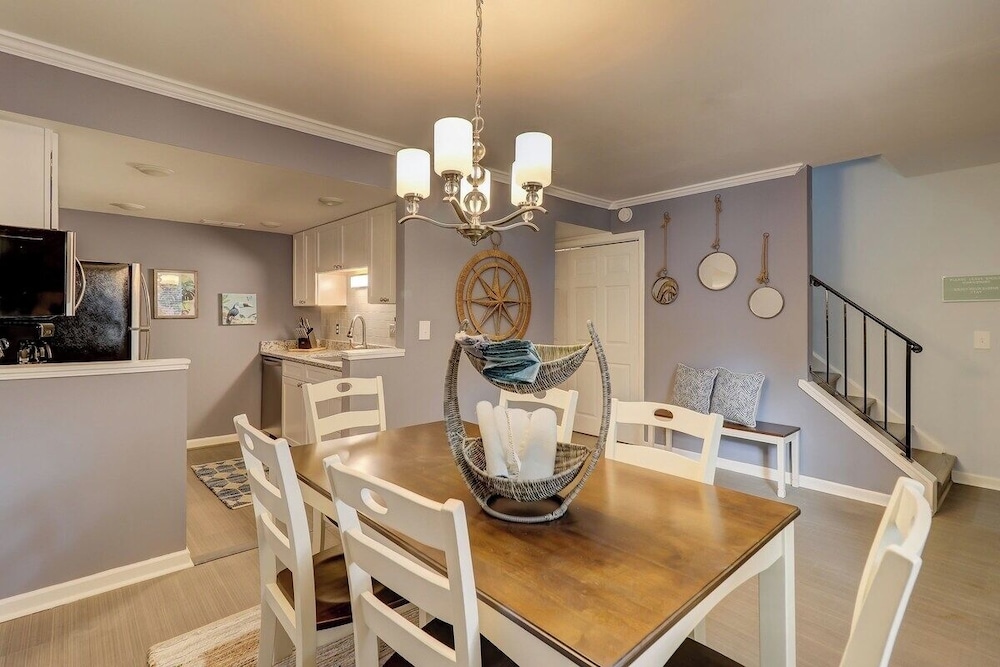 Spacious 3BR Hilton Head Getaway + Pool Access