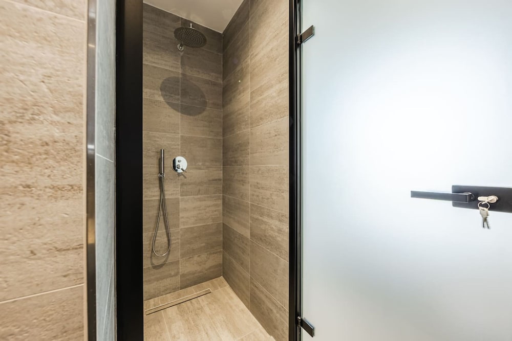 Luxury Studio With Free Parking