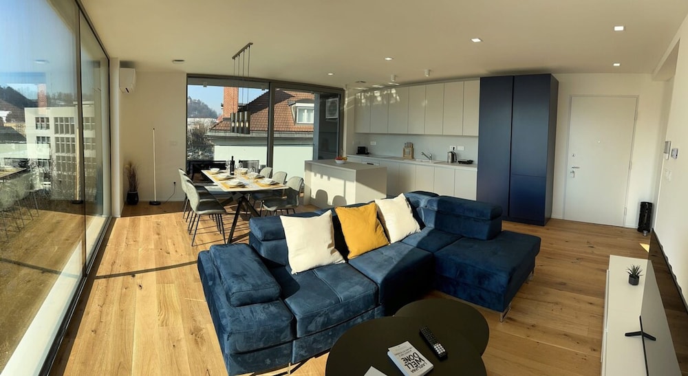 Garden Residence - Premium Castle View Apartment