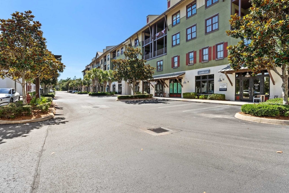 Salty Air & Blue Mountain Flair 3BR Condo w/ Pool, Balcony & Beach Access!