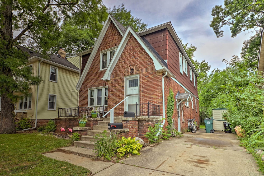 Cozy Duplex: Half Mi to Magic Bag & Woodward Ave! view 5