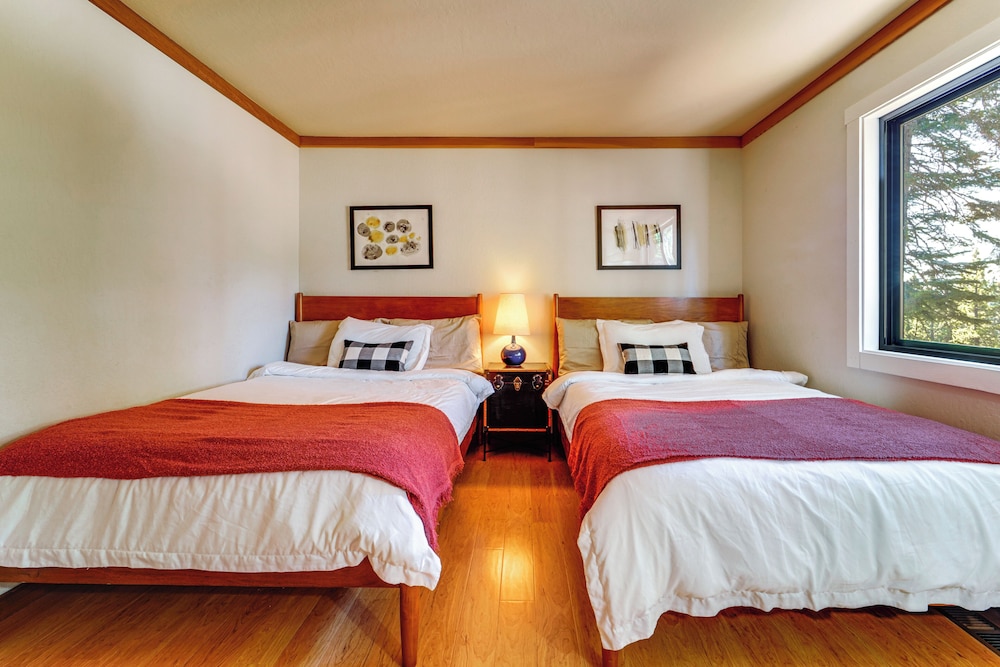 6 Mi to Ski Slopes! Family Tahoe Cabin w/ 3 Decks