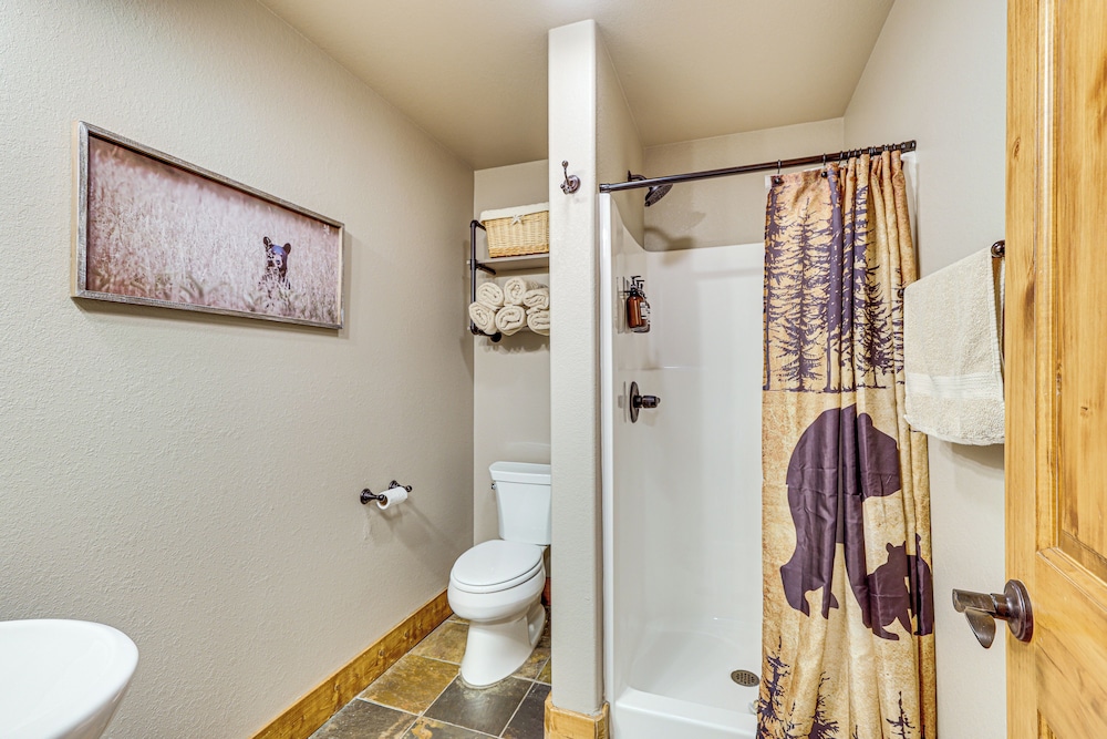 5 Mi to Terry Peak: Spacious Lead Cabin w/ Hot Tub