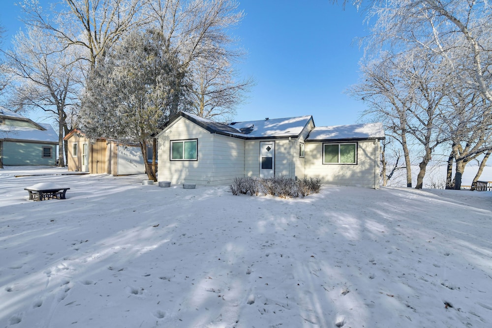 Lakefront Pelican Rapids Cabin w/ Boat Dock!