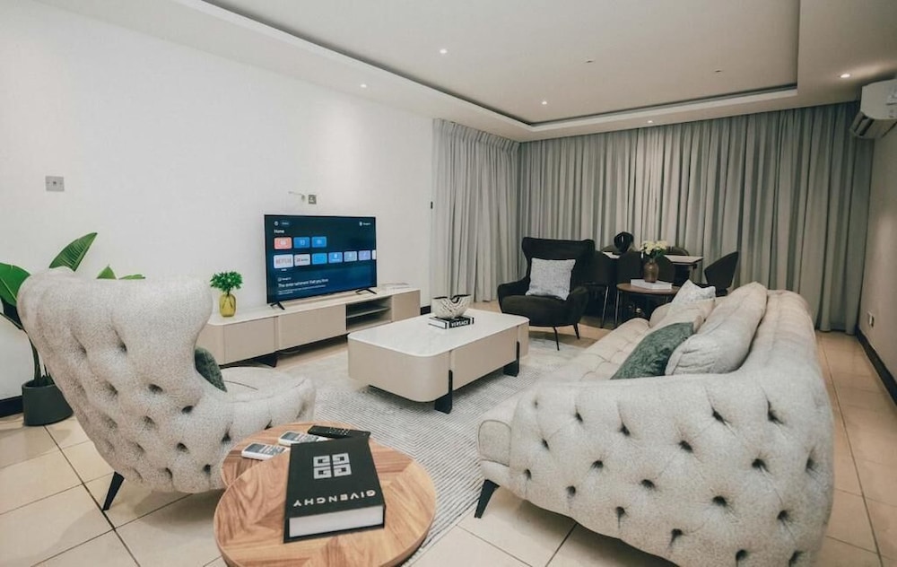 Luxury 3BR Alema Court-Airport Close