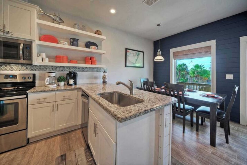 2 Homes in Las Palmeras by Avantstay Sleeps 18, Resort Pool + Private Patio Walk to Town, Golf Cart Zone