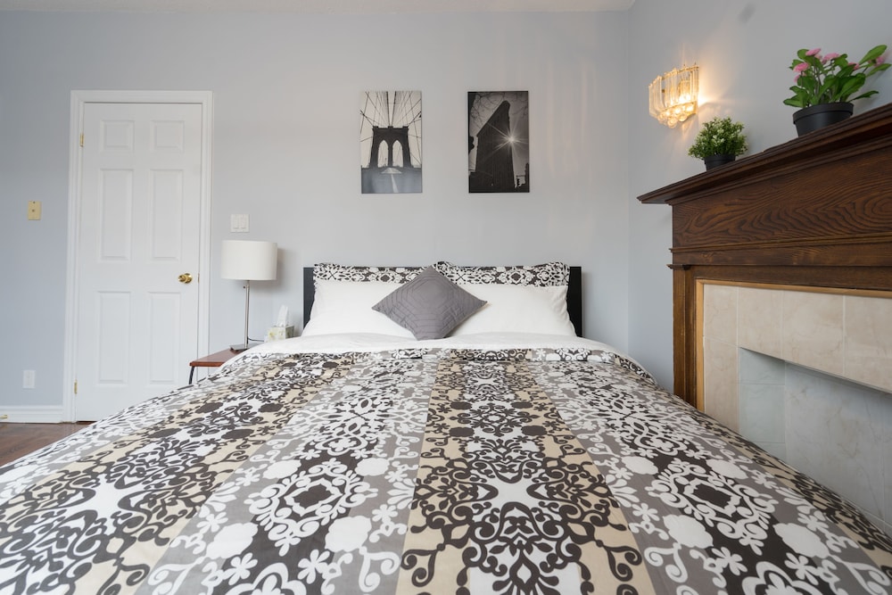 Applewood Suites - 4 BDRM King West - Image 5