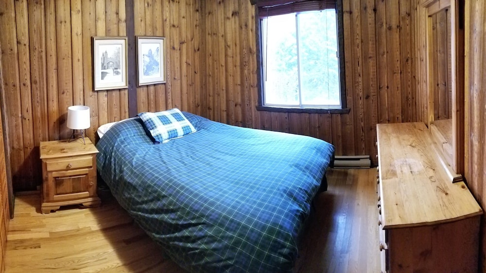 Duhamel Rock Cliff 3-Bedroom Waterfront Chalet-1