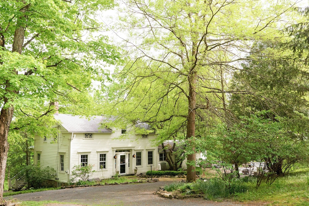 Ulster County Farmhouse Near Waterfalls & Winery! view 5