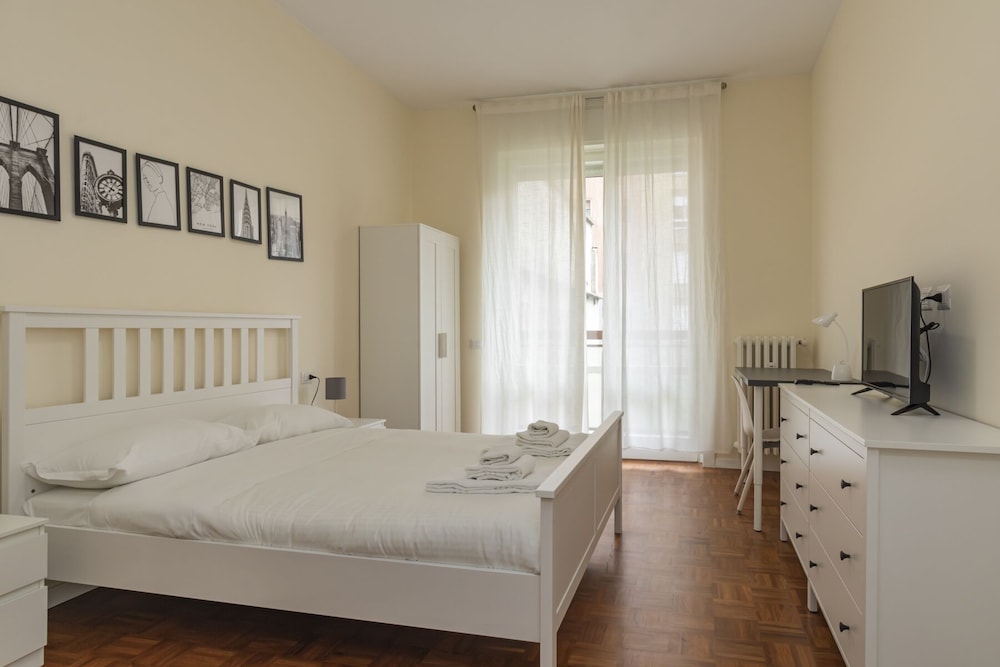 JOIVY Modern 2bed flat with balcony, 250m from M5 Foppa and M2 Sant'Agostino