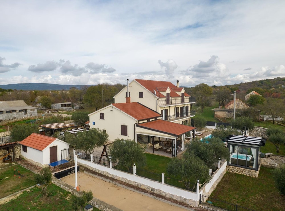 Vila Nira Radonić