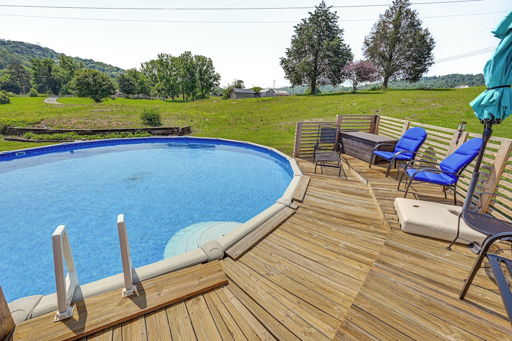 Near Dtwn Somerset: Tranquil Getaway w/ Fire Pit