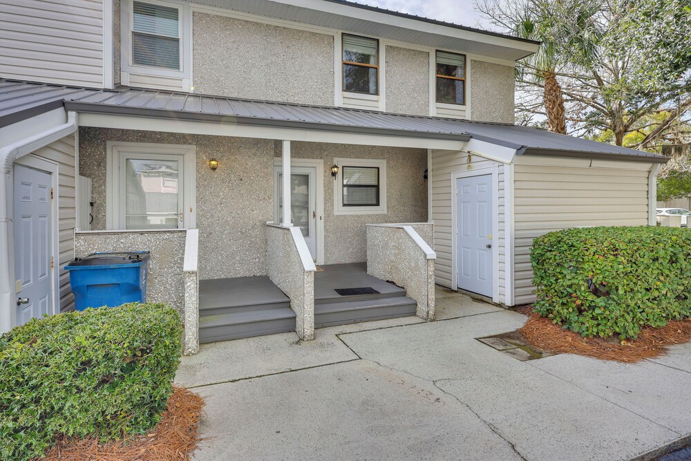 3 Mi to St Simons Beach: Gem w/ Pool Access & Deck