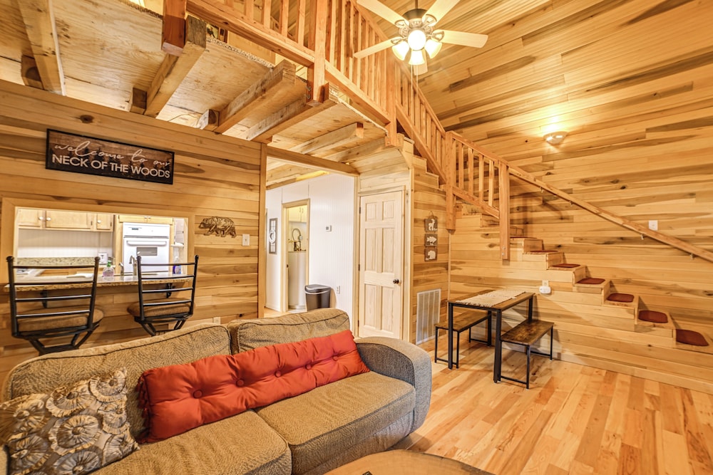 Steps to Kentucky Lake: Cozy Cabin w/ Deck!