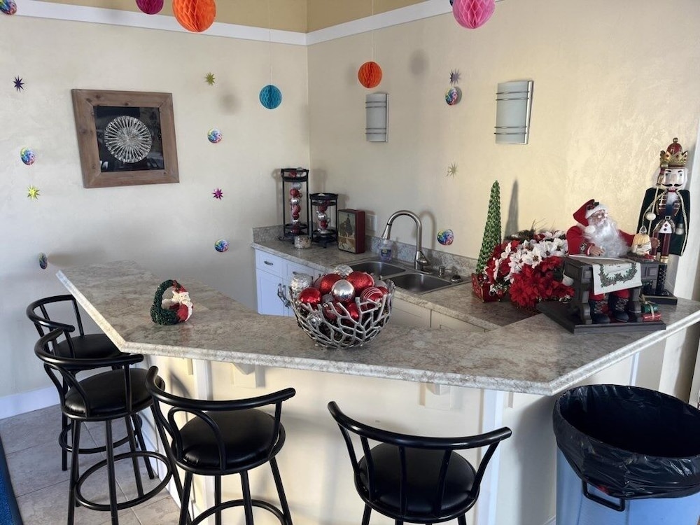 Updated Condo Across The Street From Daytona Beach, Lots Of Amenities 1 Bedroom Condo