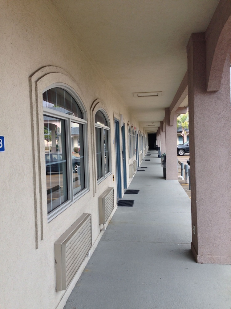 Camelot Inn & Suites Highway 290 NW Freeway