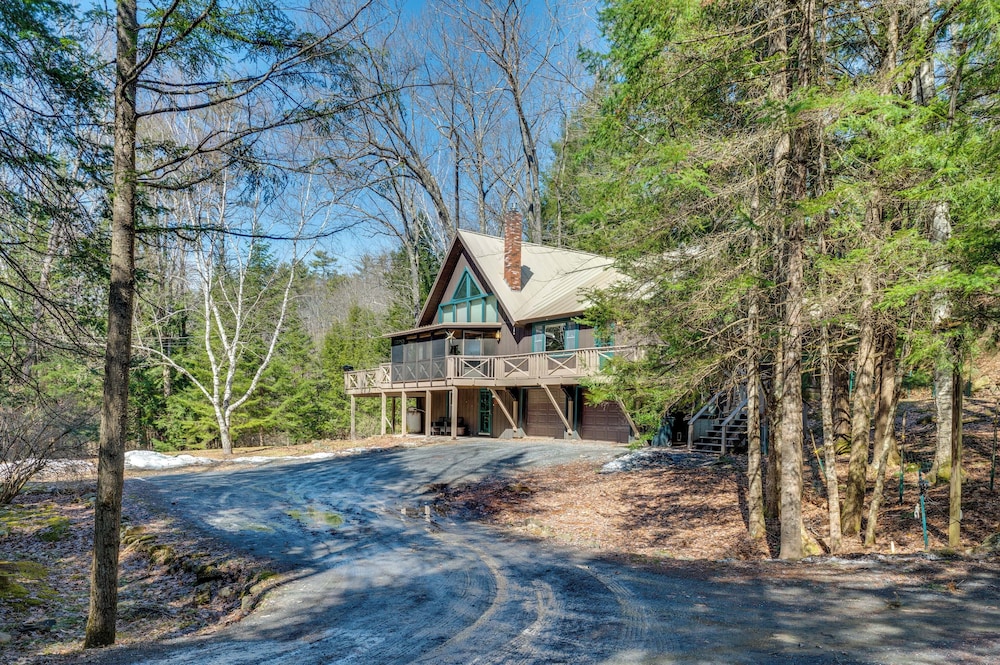 Haverhill Mtn Retreat: Hike, Ski, Relax in Hot Tub