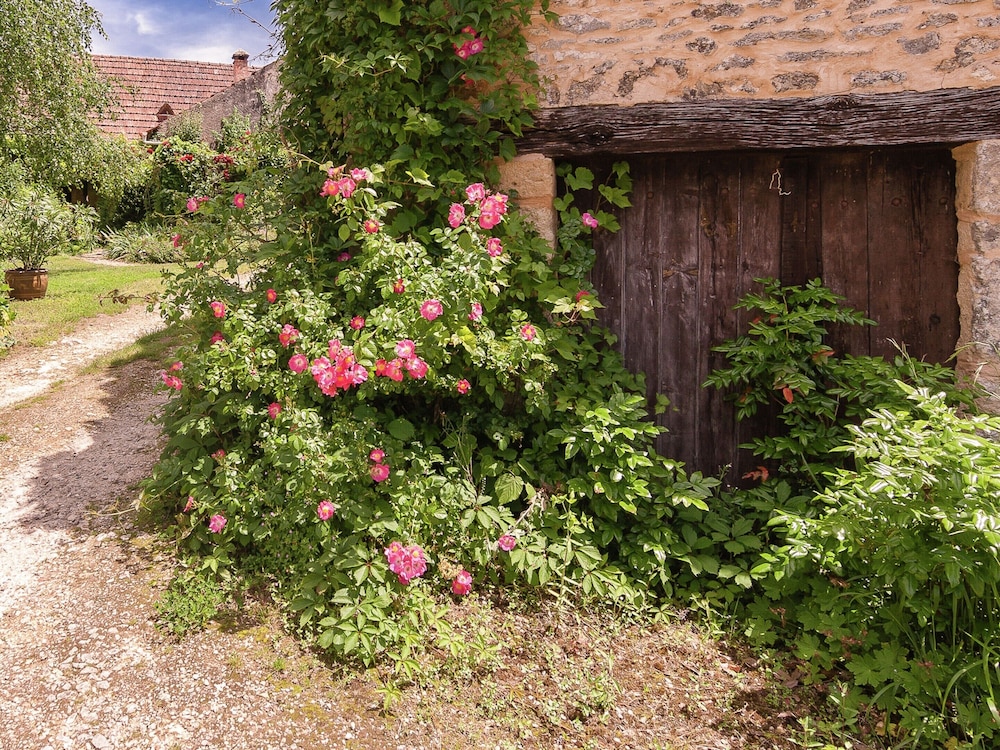 Estate in Dordogne Near Sites