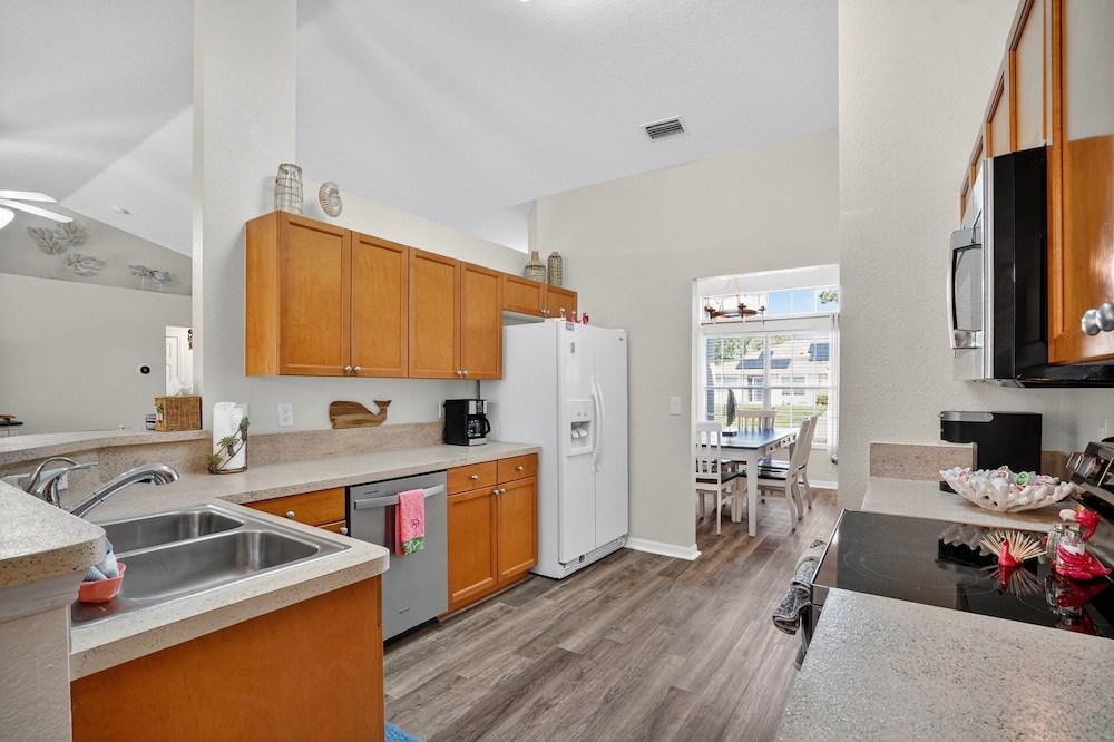 Spacious 4br Retreat With Heated Pool & Spa 4 Bedroom Home