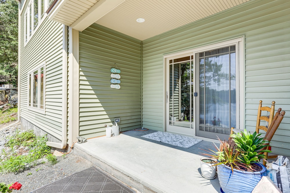Lakefront Orange Vacation Rental - Pet Friendly!