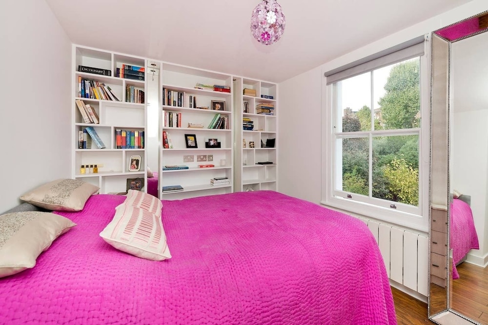 Bright & Spacious 5 Bed House in Charming Putney
