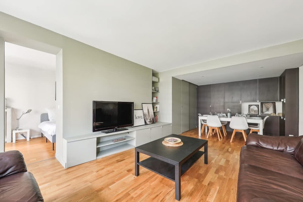 Spacious Apartment With Balcony -11th- Mobility le
