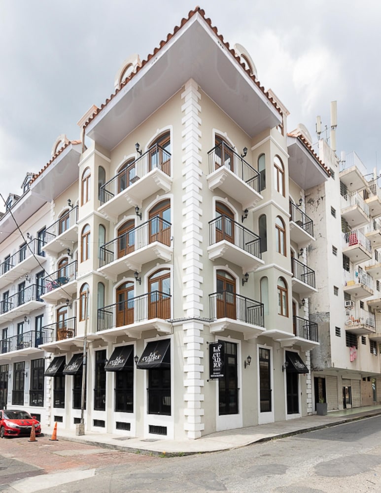 The Urbanart Condo by Acomodo
