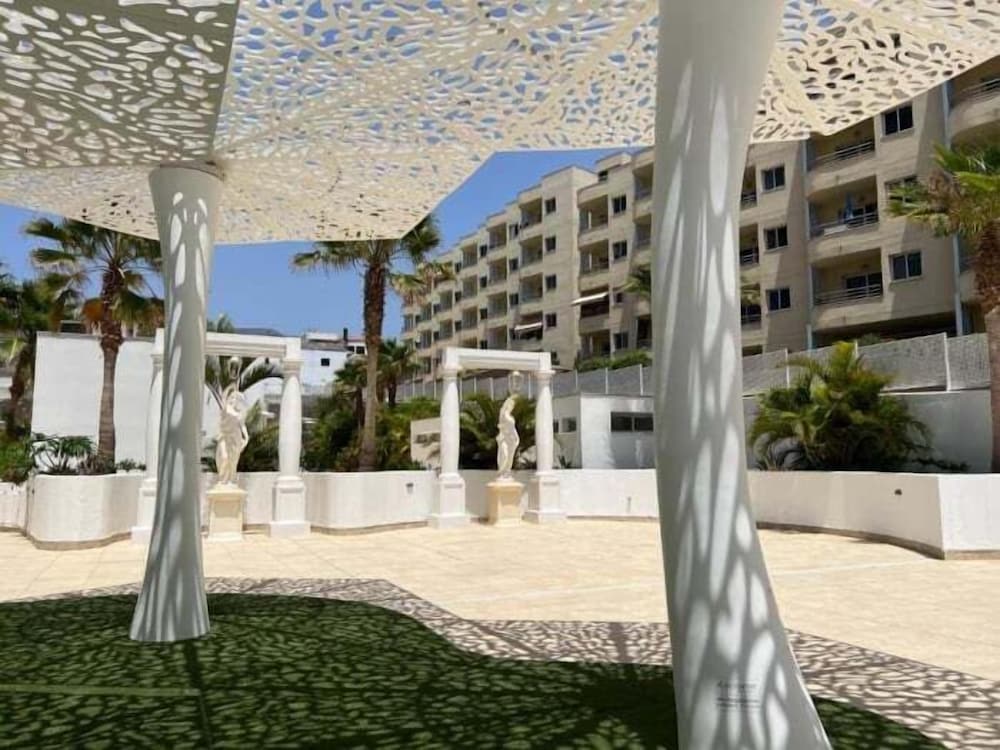 Ocean Garden 2BR Apartment Heated Pool Parking