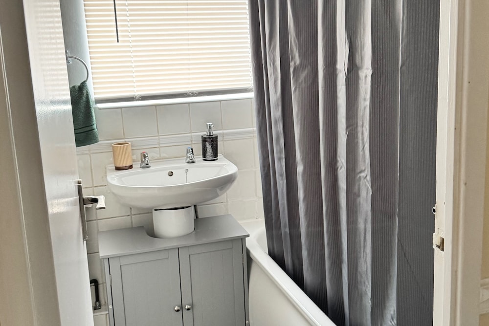 House - Sleeps 9 - Garden - Pet Friendly - Parking