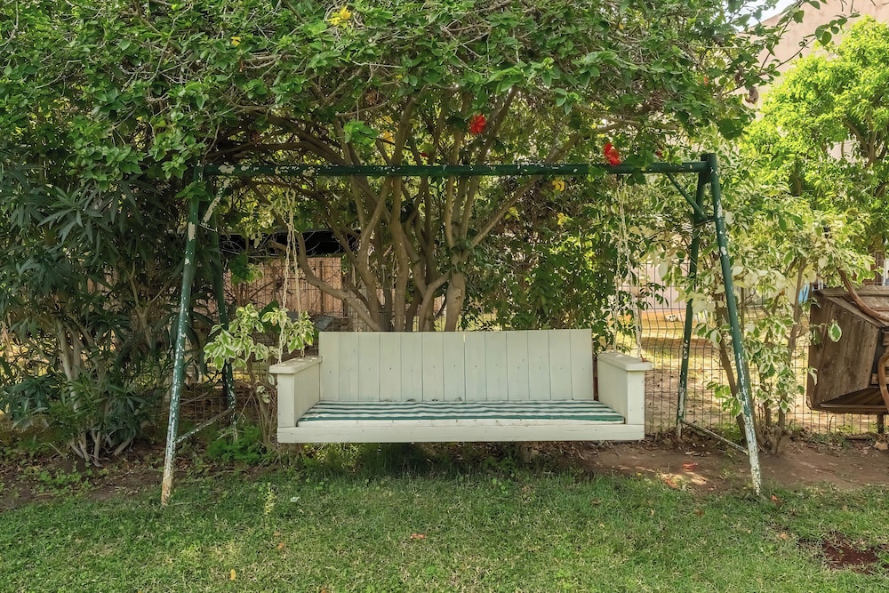 Relax in a Garden Oasis by Sea N' Rent