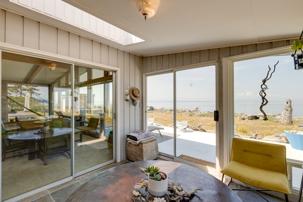 Point Roberts Cottage w/ Ocean Views + Hot Tub!