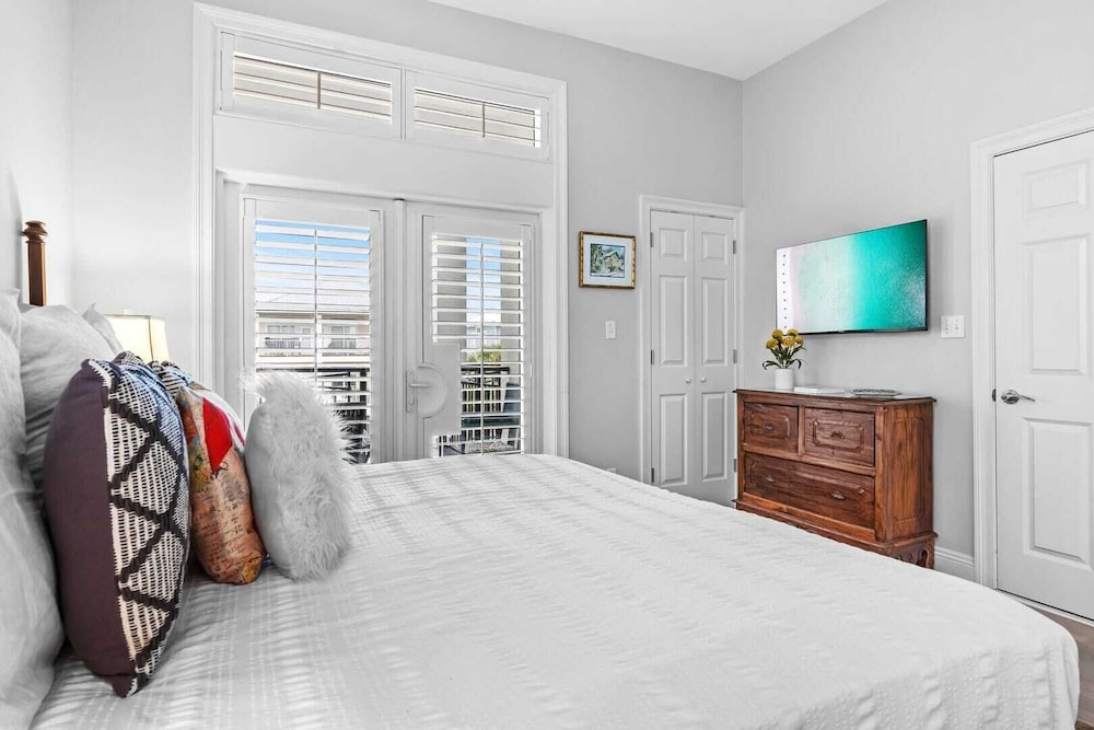 Grovey by the Sea by Avantstay Oceanfront, Private Beach, Pool Access