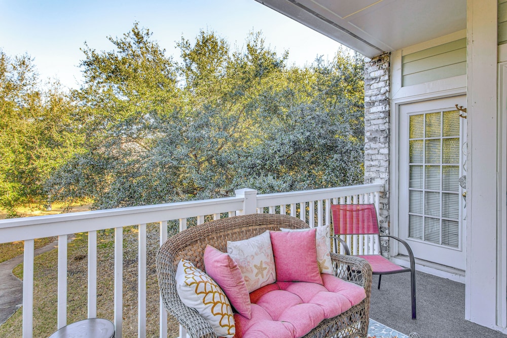 Swim, Putt & Play: Central Condo in Myrtle Beach!