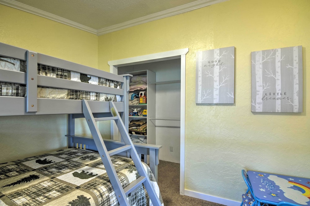 Bright & Beautiful Home, Explore Nat'l Parks! view 3