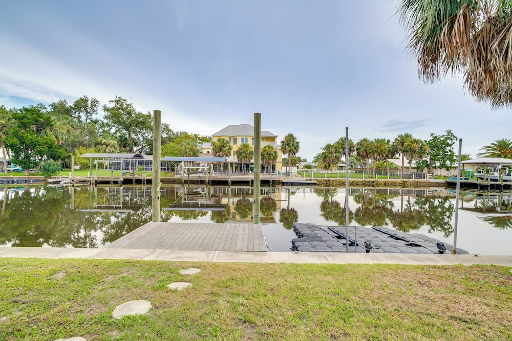 Canal-front Relaxation: Crystal River Home w/ Dock