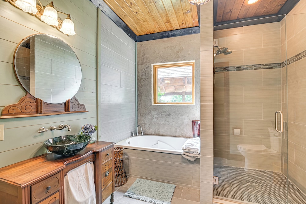 Upscale Getaway on Smith Lake w/ Boat Dock