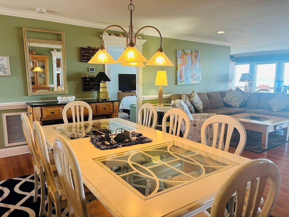 Clamelot 4 Bedroom Home by RedAwning