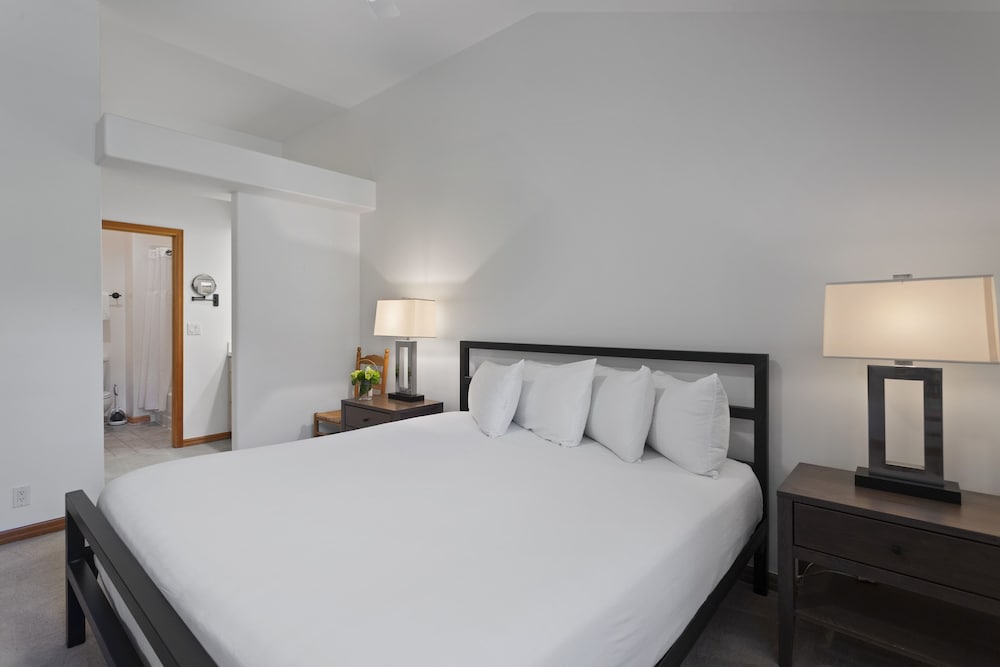 Deer Lake Village at Deer Valley Resort - Two Bedroom Condo with Hot Tub #2426 2 Condo